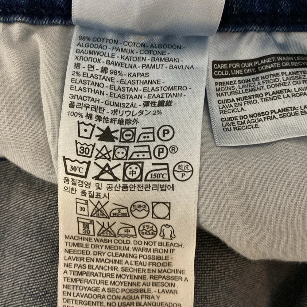Levi's Cropped Jeans - Picture 10 of 10
